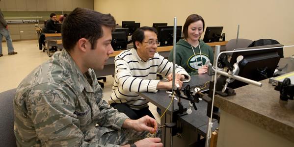 军事学生在物理实验室的图解
